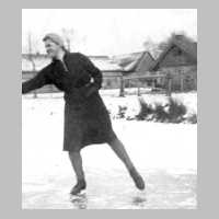 074-0049 Erika Lemke im Dezember 1942 mit Schlittschuhen auf dem Teich auf Gut Jodeiken.jpg